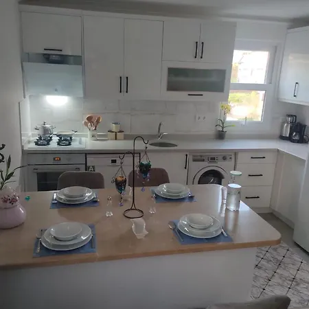 Διαμέρισμα Cozy Flat With Balcony Near To Popular Beaches In