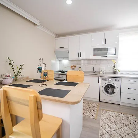 Cozy Flat With Balcony Near To Popular Beaches In Appartement